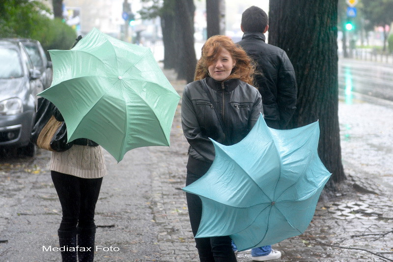 COD GALBEN de ploi si ninsori de luni noapte pana miercuri dimineata in 30 de judete. Cand ar putea aparea soarele