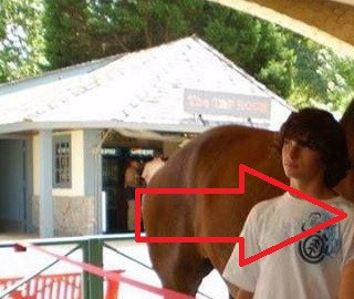 Imaginea de care rade tot internetul. Cum arata iubita acestui tanar. FOTO