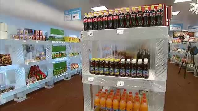 Cumparaturi la rece. Cum arata "primul magazin de gheata din lume", aparut in centrul Bucurestiului