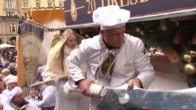 Prajitura de cartea recordurilor la targul de Craciun din Dresda. Cantareste 4246 kg si are 4 metri