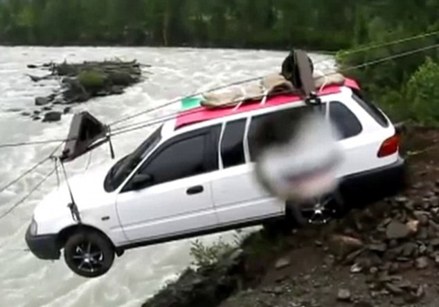 Se intampla in Rusia. Ce metoda inedita a gasit un sofer pentru a trece un fluviu cu masina. VIDEO