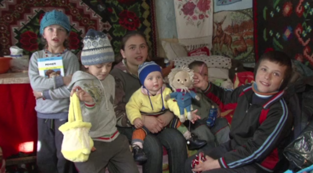 Lacrimile s-au transformat in zambete. Cei 13 frati din Bistrita au fost vizitati de Mos Nicolae