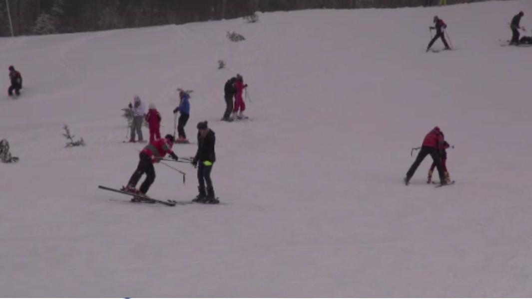 Ninsoare ca in povesti la munte. Turistii s-au bucurat de schi pe prima partie deschisa, in Azuga