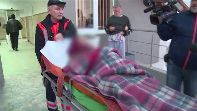 Femeia din Dambovita sfasiata de caini, dusa la un spital din Capitala. Politia cauta vinovatul