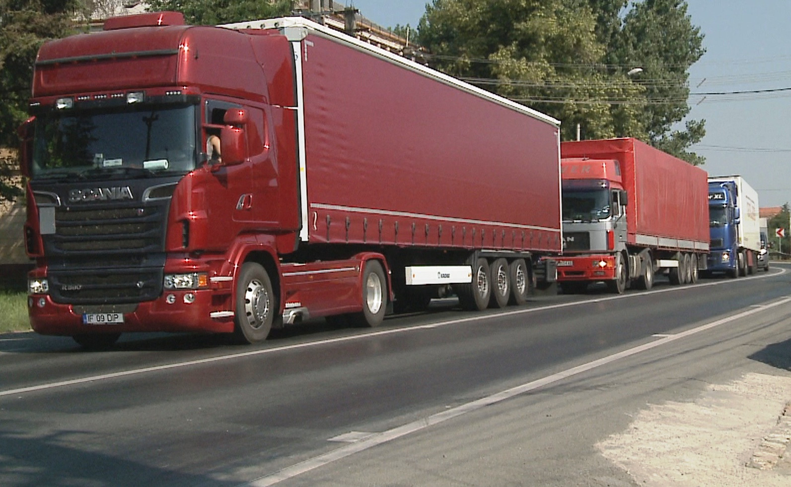 Sute de camioane au dat peste cap traficul pe drumurile nationale din Vestul tarii