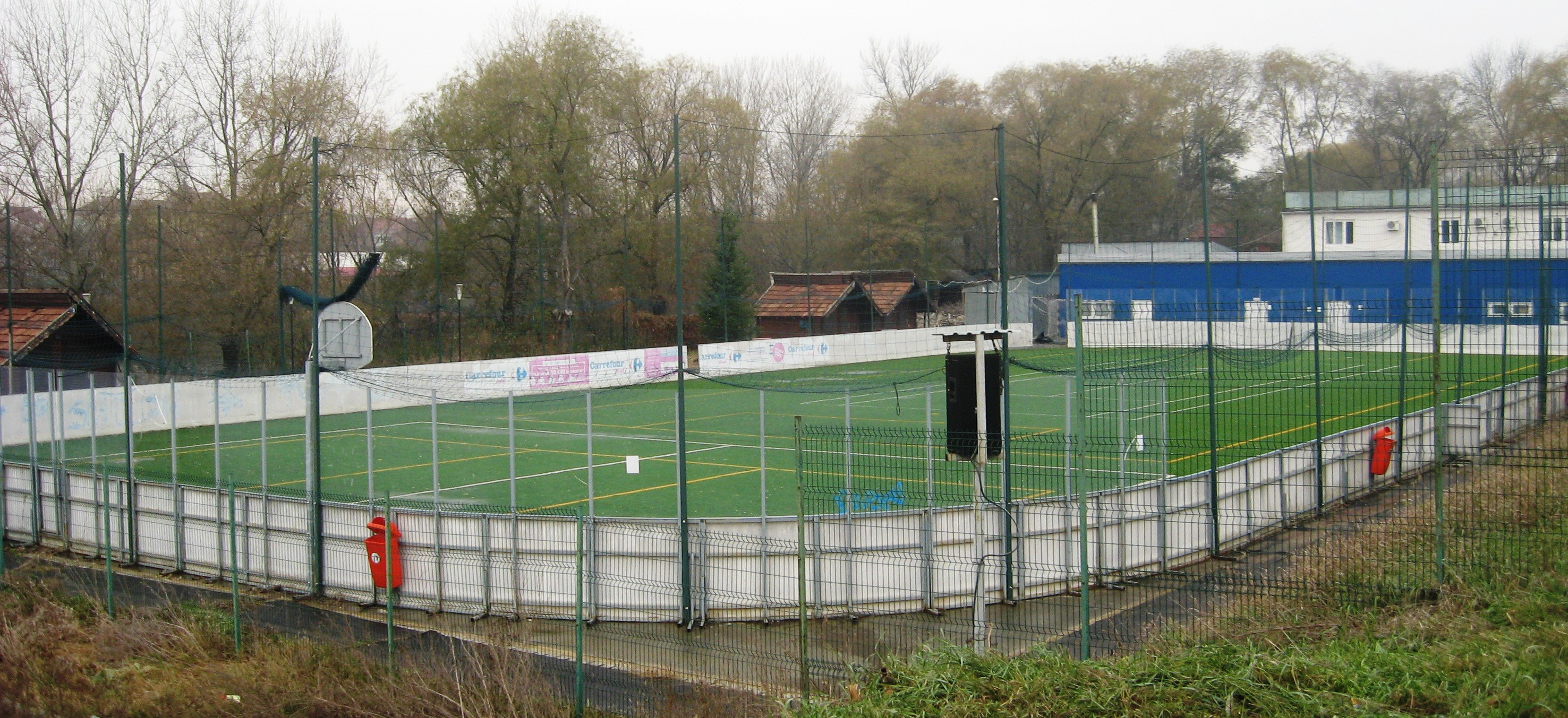 In plina iarna, patinoarul aradean este numai bun pentru fotbal. In loc de gheata, are gazon