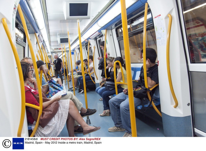 Fotografiat in timp ce se uita sub fustele femeilor. "Pericolele" de la metroul din Beijing