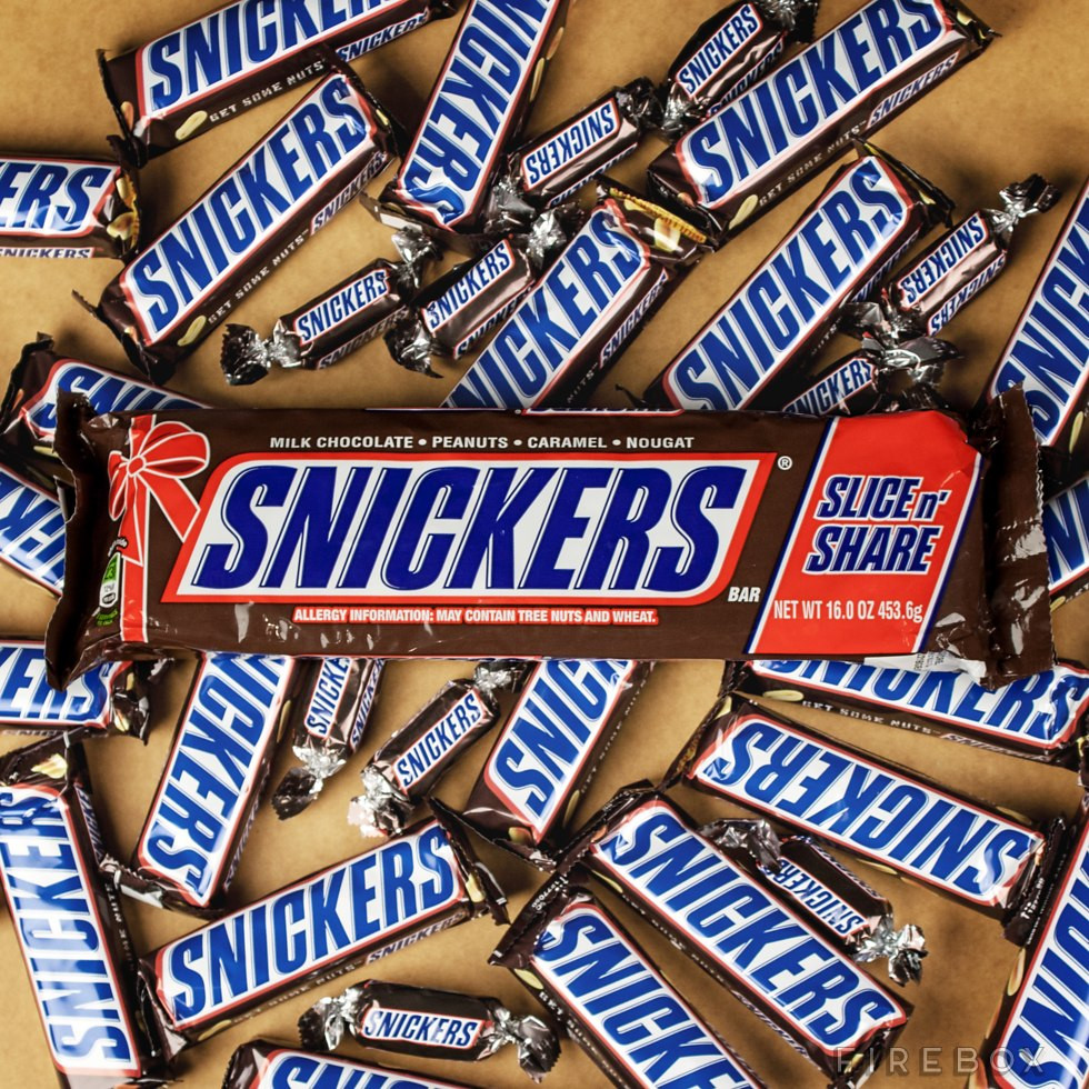Cum arata cel mai mare baton Snickers din lume, o "bomba calorica" de jumatate de kilogram