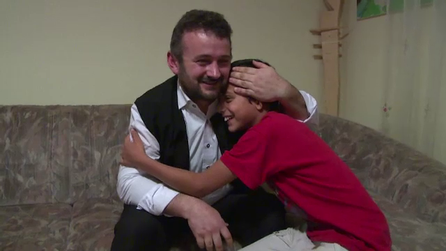 I-au luat de pe strazi si i-au crescut alaturi de copiii lor. Preotii ce sunt cu adevarat parinti