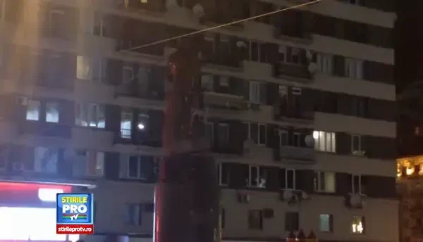 CLIPUL ZILEI: Protestatarii din Ucraina darama statuia lui Lenin