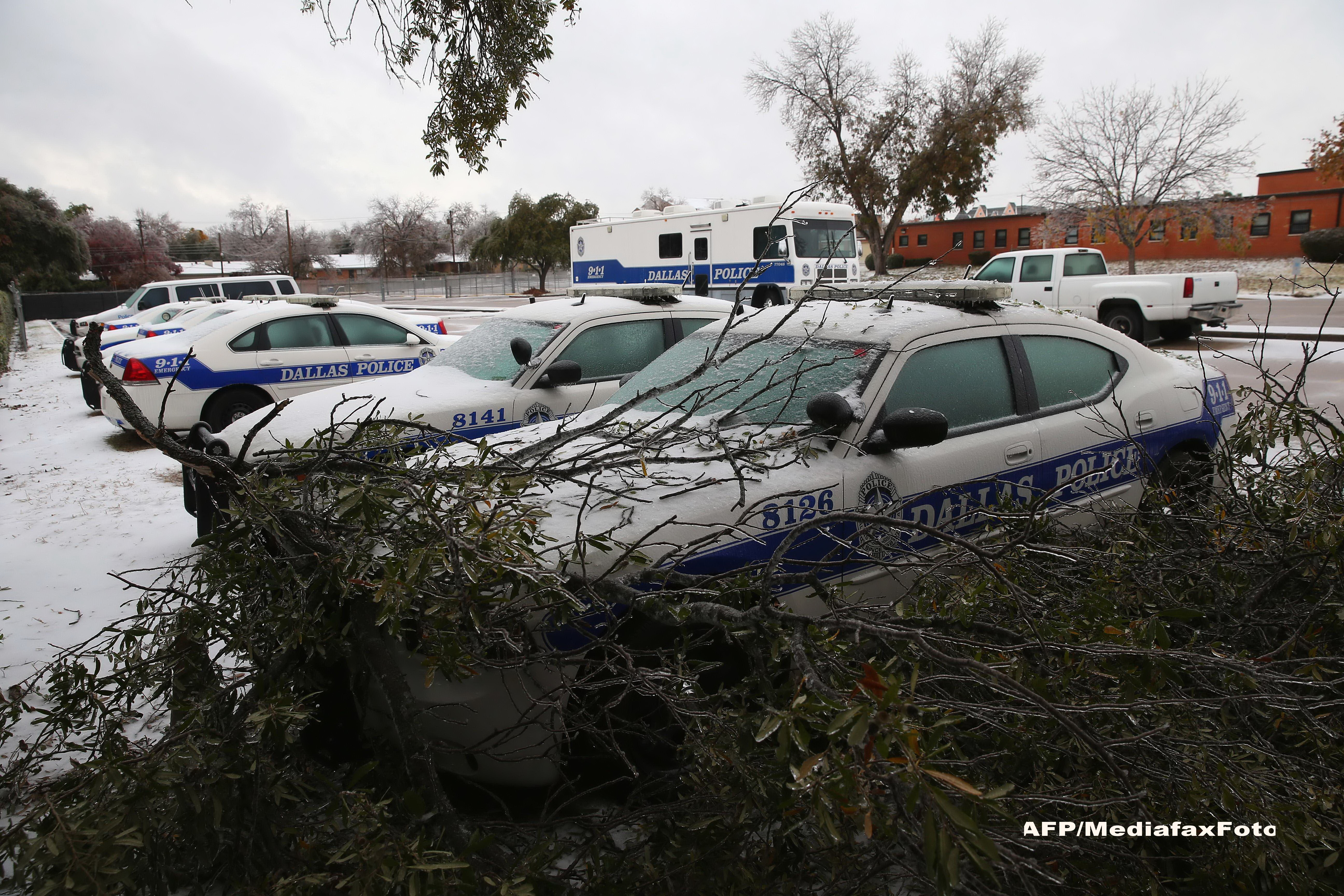 Statele Unite se lupta cu viscolul si ninsoarea. 12 oameni au murit, 4000 de curse aeriene anulate