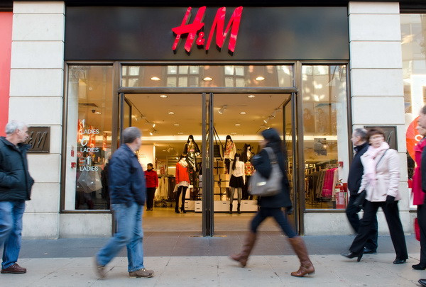 H&M schimbă hainele, după mai multe plângeri de la clienți. Decizia retailerului suedez
