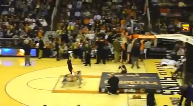 Un tanar din SUA s-a facut de ras in fata a zeci de oameni, in timpul unei demonstratii de baschet