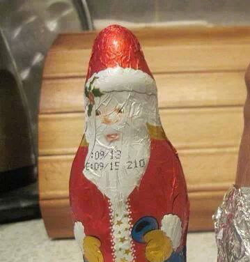 A cumparat un Mos Craciun de ciocolata pentru copilul sau. A fost ingrozit cand l-a desfacut