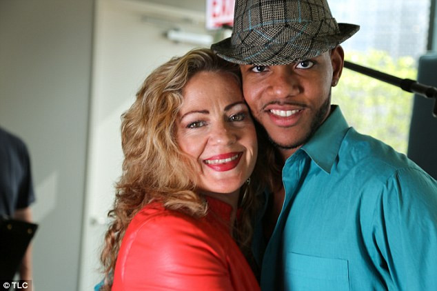 Ea are 51 de ani, iar el 26. Desi ar putea sa ii fie fiu, femeia spune ca ii leaga o iubire sincera