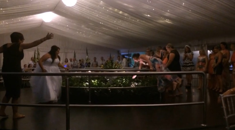 O britanica si-a dorit din tot sufletul sa prinda buchetul. Ce a patit cand s-a aruncat dupa el