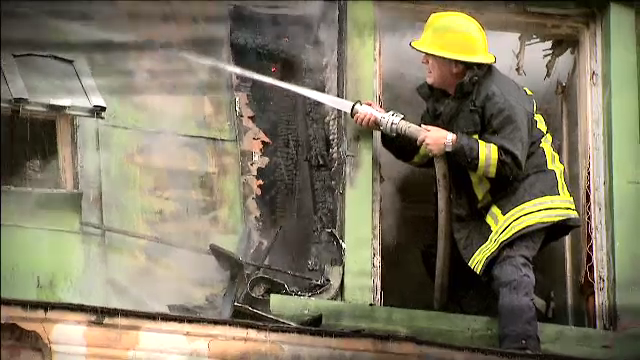 Incendiu la acoperisul unei case parasite din Capitala. Primele banuieli ale vecinilor