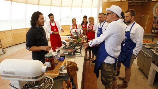 MASTERCHEF, Proba celebritatii. Concurentii au gatit pentru un botez. Vezi cele mai mai tari momente