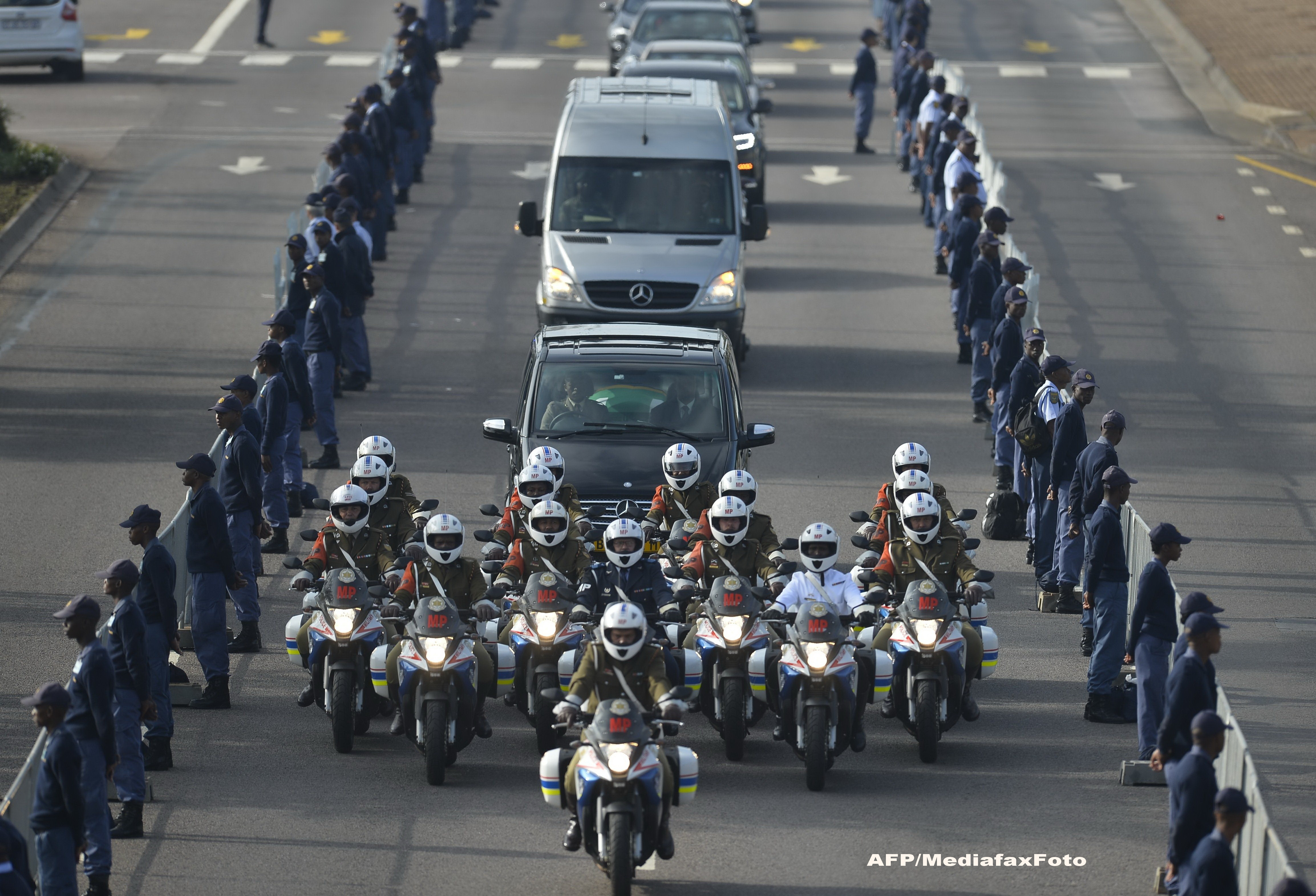 Africa de Sud isi ia ramas bun de la Nelson Mandela. 3 zile, trupul sau va fi purtat pe strazi. LIVE