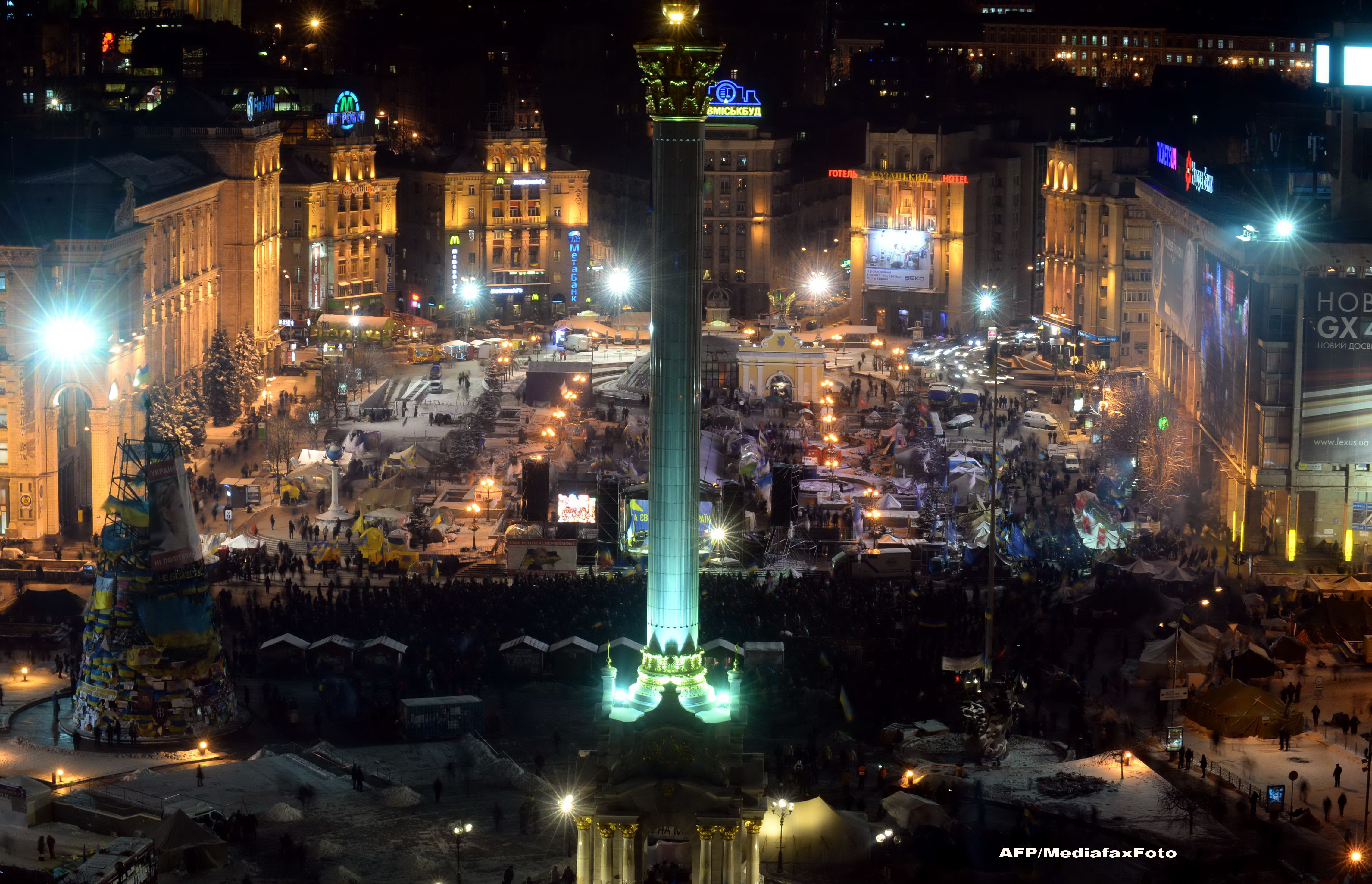 Peste 10.000 de oameni protesteaza din nou la Kiev. Politia a inceput demolarea baricadelor