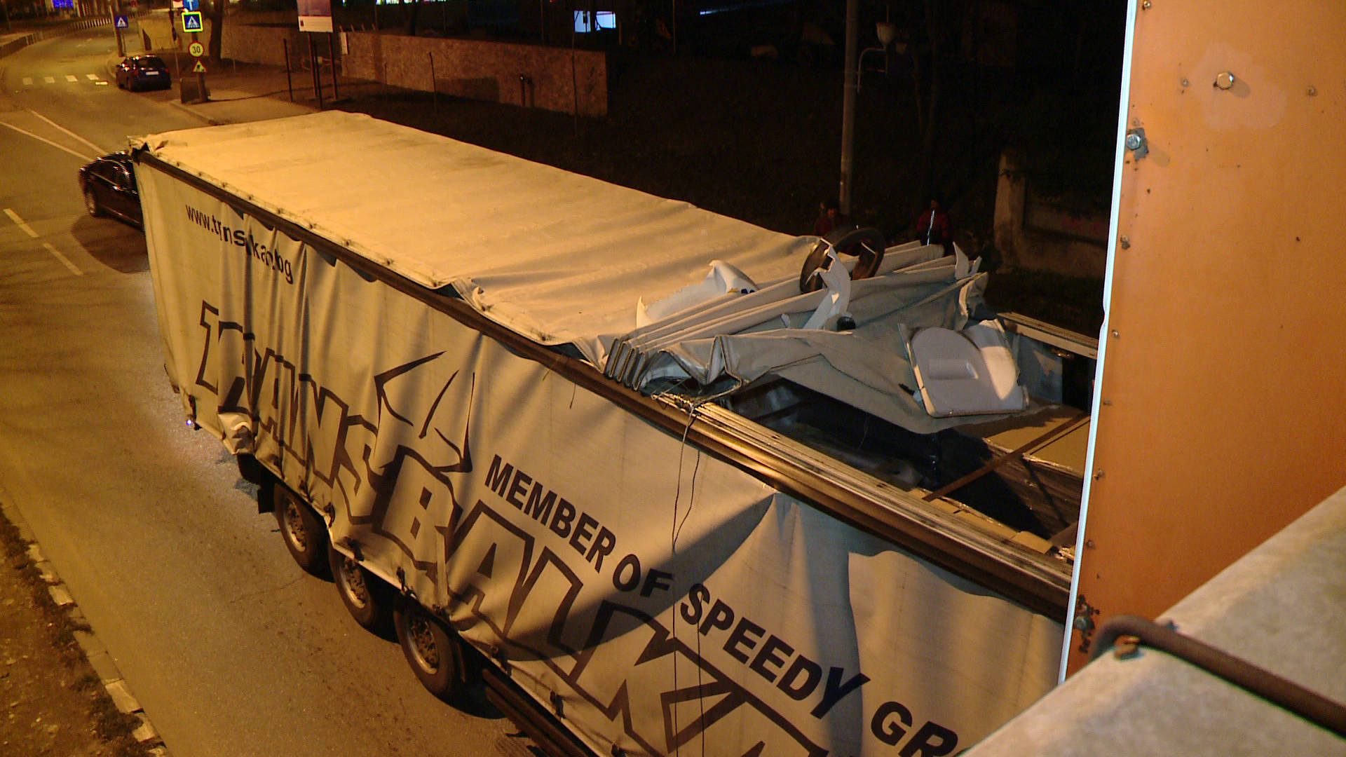 S-a intamplat din nou! Un tir a ramas intepenit sub viaductul de pe Calea Circumvalatiunii. VIDEO