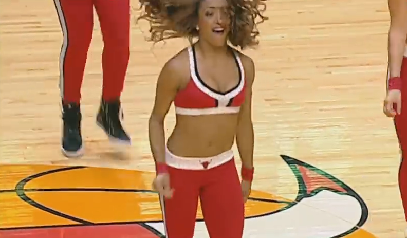 Cerere neasteptata in casatorie. O tanara majoreta a primit inelul in fata unui stadion plin