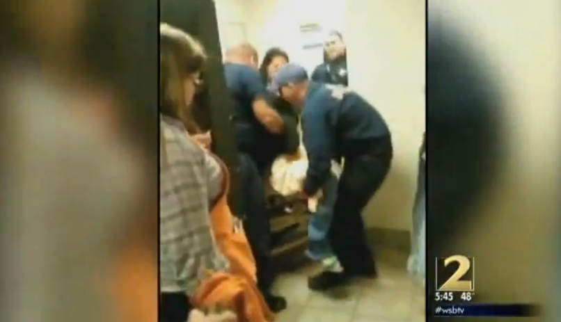 A picat victima unei glume proaste. O femeie a fost lipita cu adeziv de vasul de toaleta