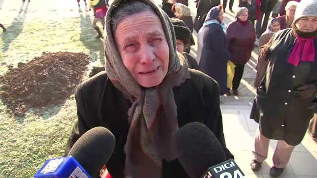 Imaginile umilintei la Dr. Turnu Severin. Cum s-au calcat oamenii in picioare pentru ajutoare