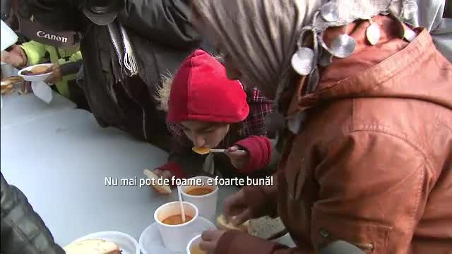 300 de portii de mancare calda, haine groase si jucarii pentru oamenii strazii de la Gara de Nord