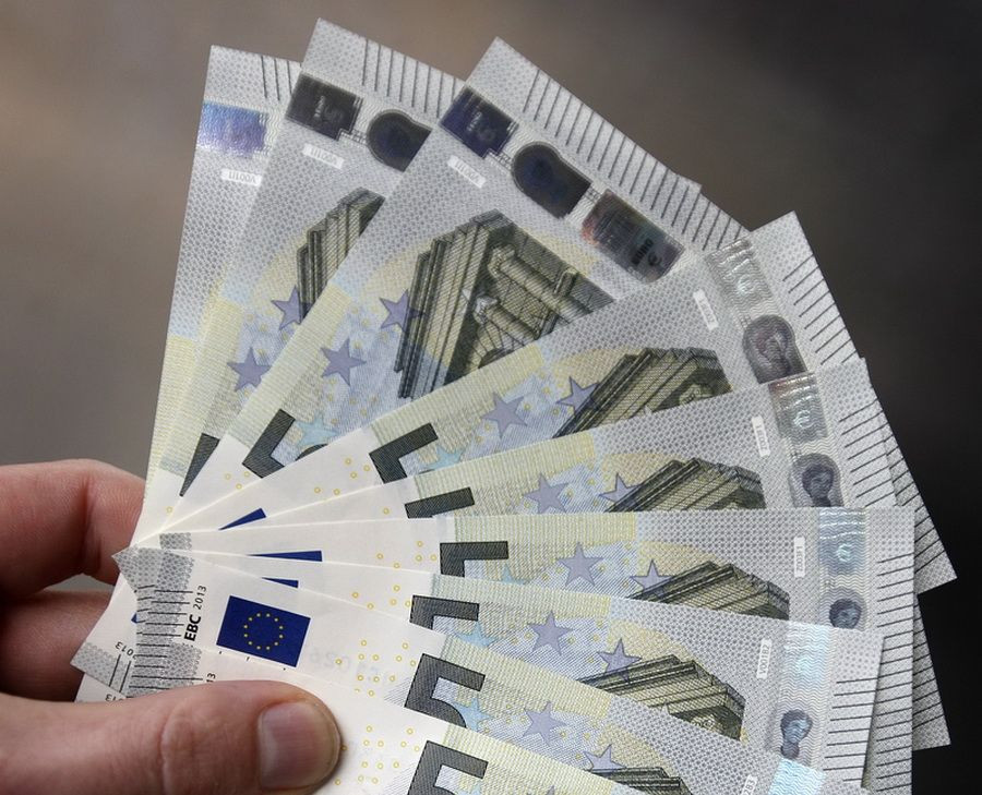 Euro s-a apreciat la maximul a peste doi ani fata de dolar