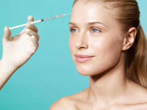 Doua surori au fost complet "remodelate" de tatal lor, medic plastician. Le-a "daruit" operatii