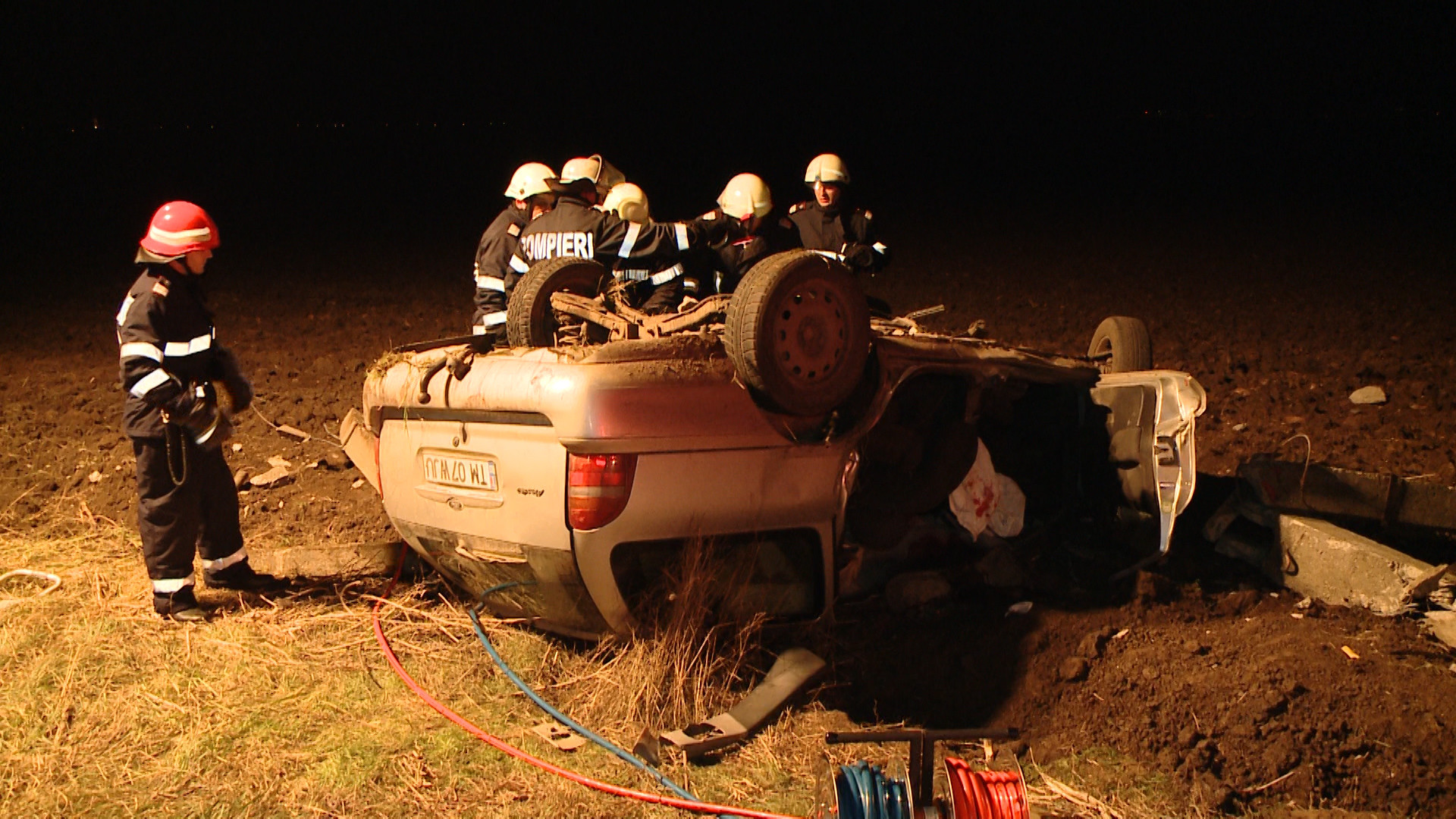 Destin tragic. Doi tineri au murit pe loc dupa ce masina in care se aflau a intrat intr-un stalp