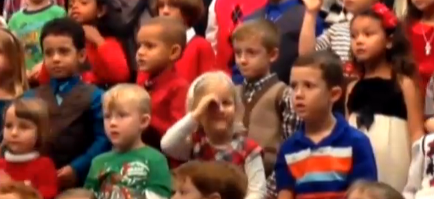 Gest de milioane. O fetita din SUA le-a tradus parintilor surzi cantecul care tocmai se auzea. VIDEO