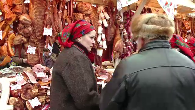 Imagini din targurile de Craciun. Cum mai arata in 2013 obsesia romanului pentru carnea de porc
