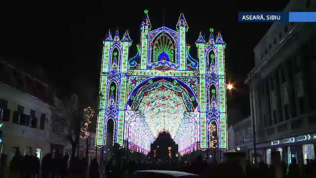 Tunel de lumini in centrul Sibiului. Au fost aprinse 55.000 de beculete, pe o instalatie de 40 de m