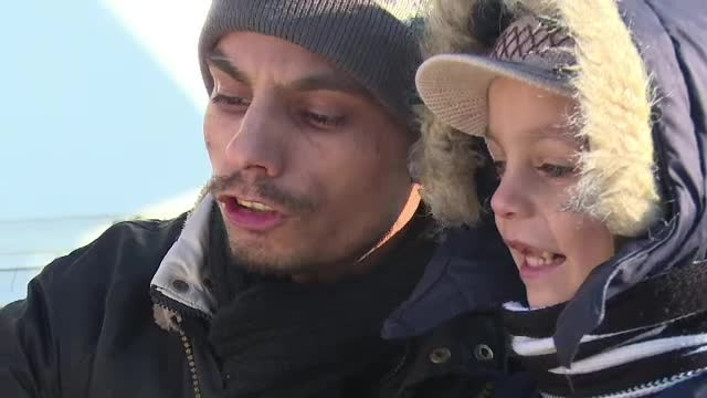 Artistul din Targoviste care canta zi de zi in frig pentru a-si hrani fiul. "Nu vreau sa cersesc"