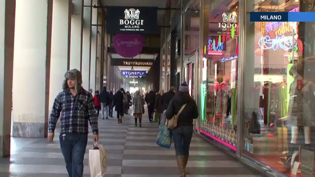 Romanii fac cumparaturi pentru Craciun in strainatate. Bugetul pentru shopping la Milano