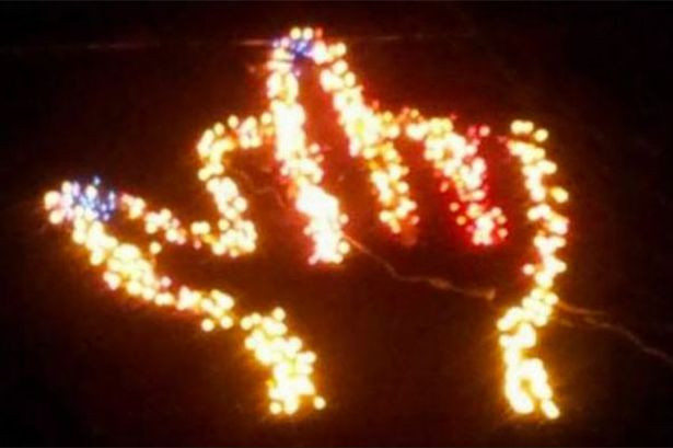 O americanca se razboieste cu vecinii ei cu ajutorul instalatiei de Craciun