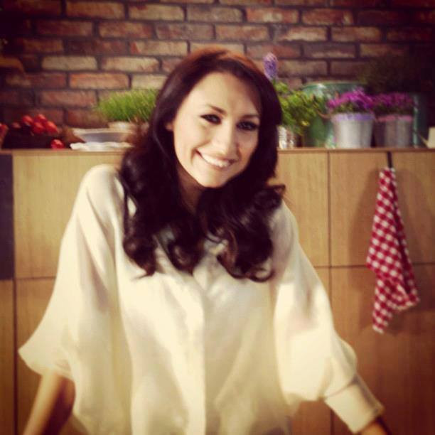 Chiar si cand e in bucatarie, Andra nu isi uita fanii. Ce poza a pus pe Facebook