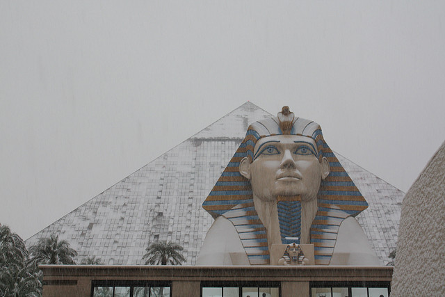 "Piramida" care a inghetat. Cum arata una dintre cele mai spectaculoase construcii acum