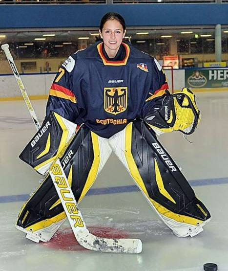 I-au facut vestiar separat si au bagat-o in poarta. Tanara care si-a facut loc in echipa barbatilor