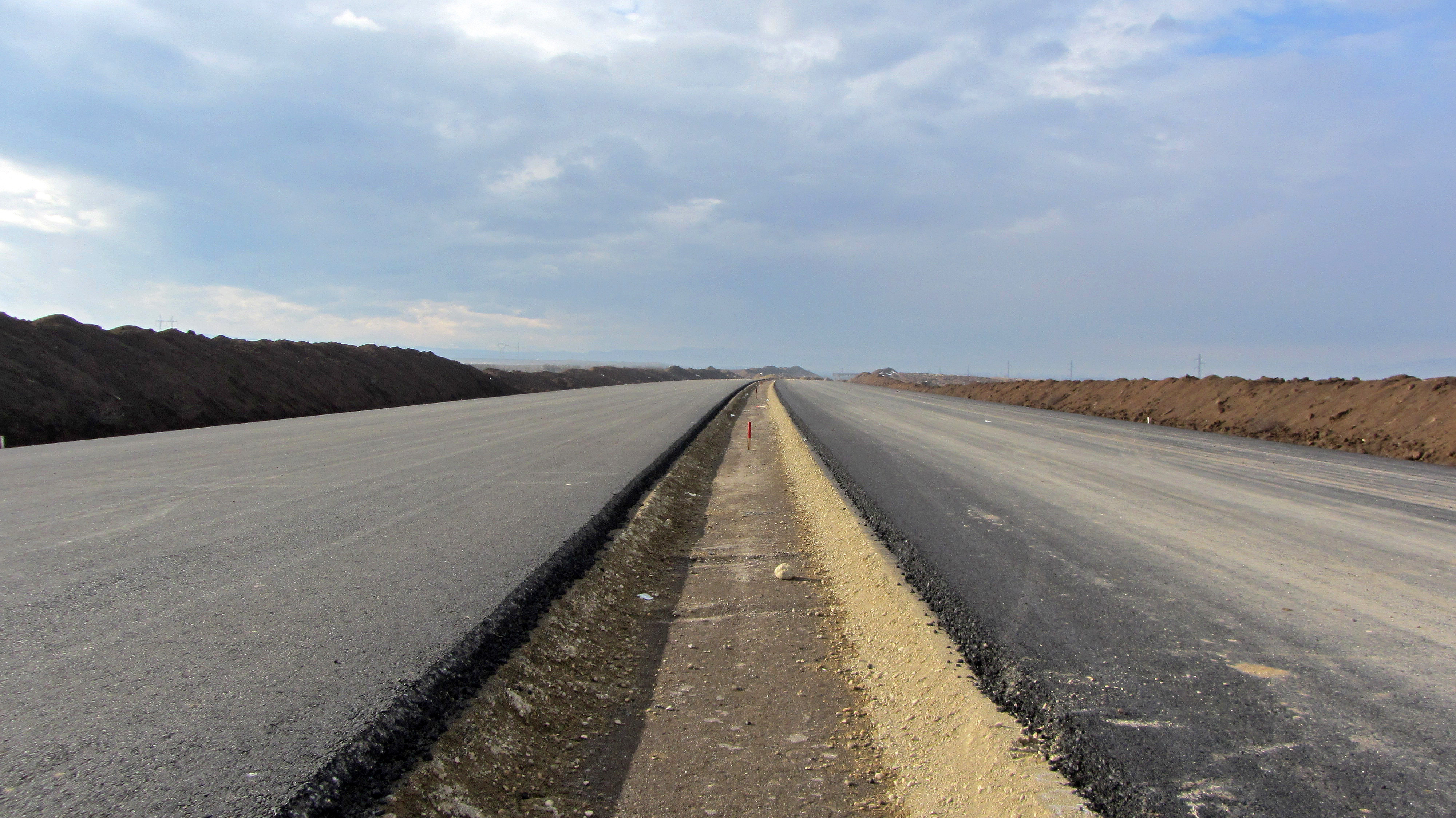 Peste 400 de muncitori, la o petrecere in tunelul autostrazii Sibiu-Orastie, unde au intins gratare