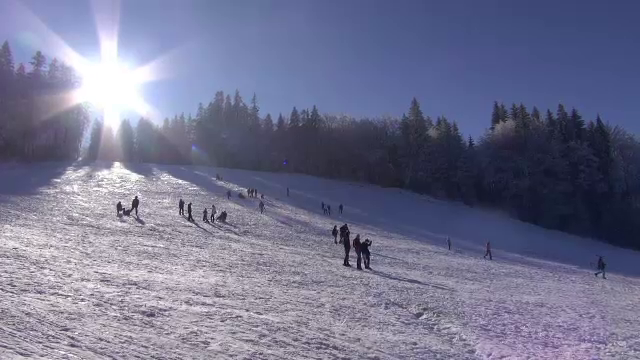 Solutiile gasite pe Facebook de acesti turisti pentru a calatori cat mai ieftin la munte iarna asta