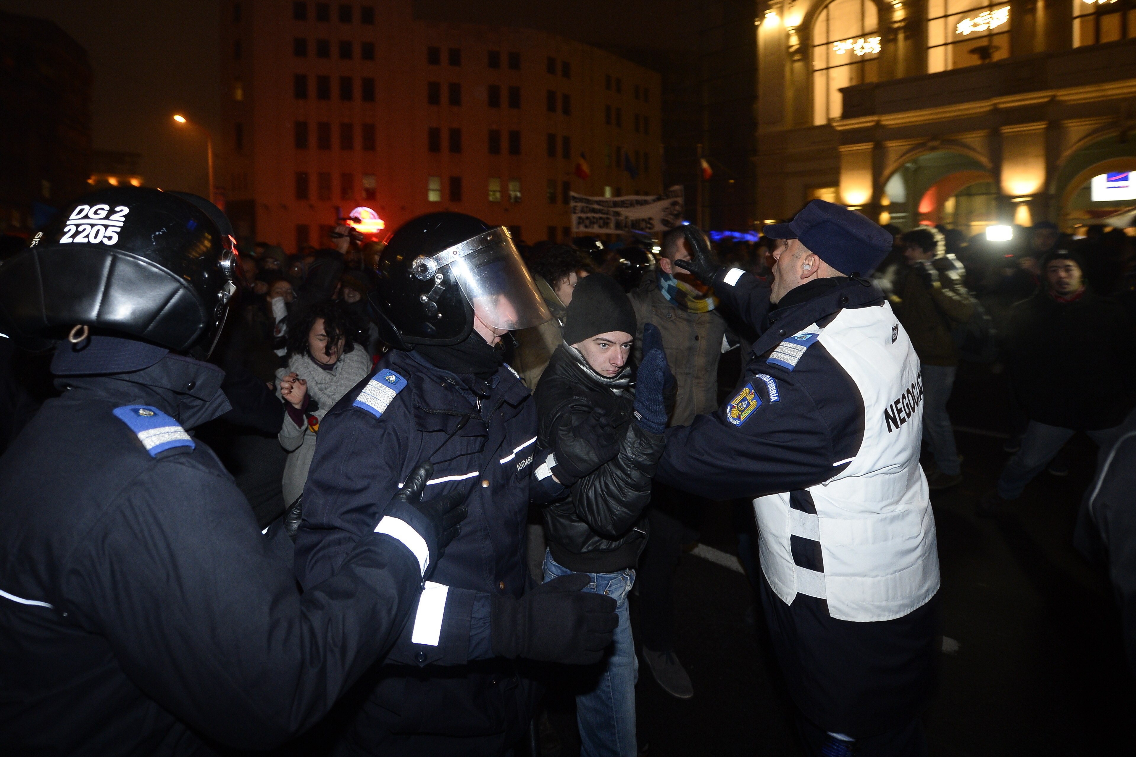 Jandarmeria: Incidentele de la protestul de duminica, provocate de membri ai galeriilor sportive