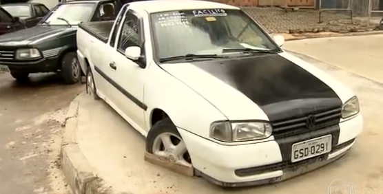 "Sa nu o atingeti". Cum s-au razbunat mai multi muncitori pe un sofer care a refuzat sa mute masina