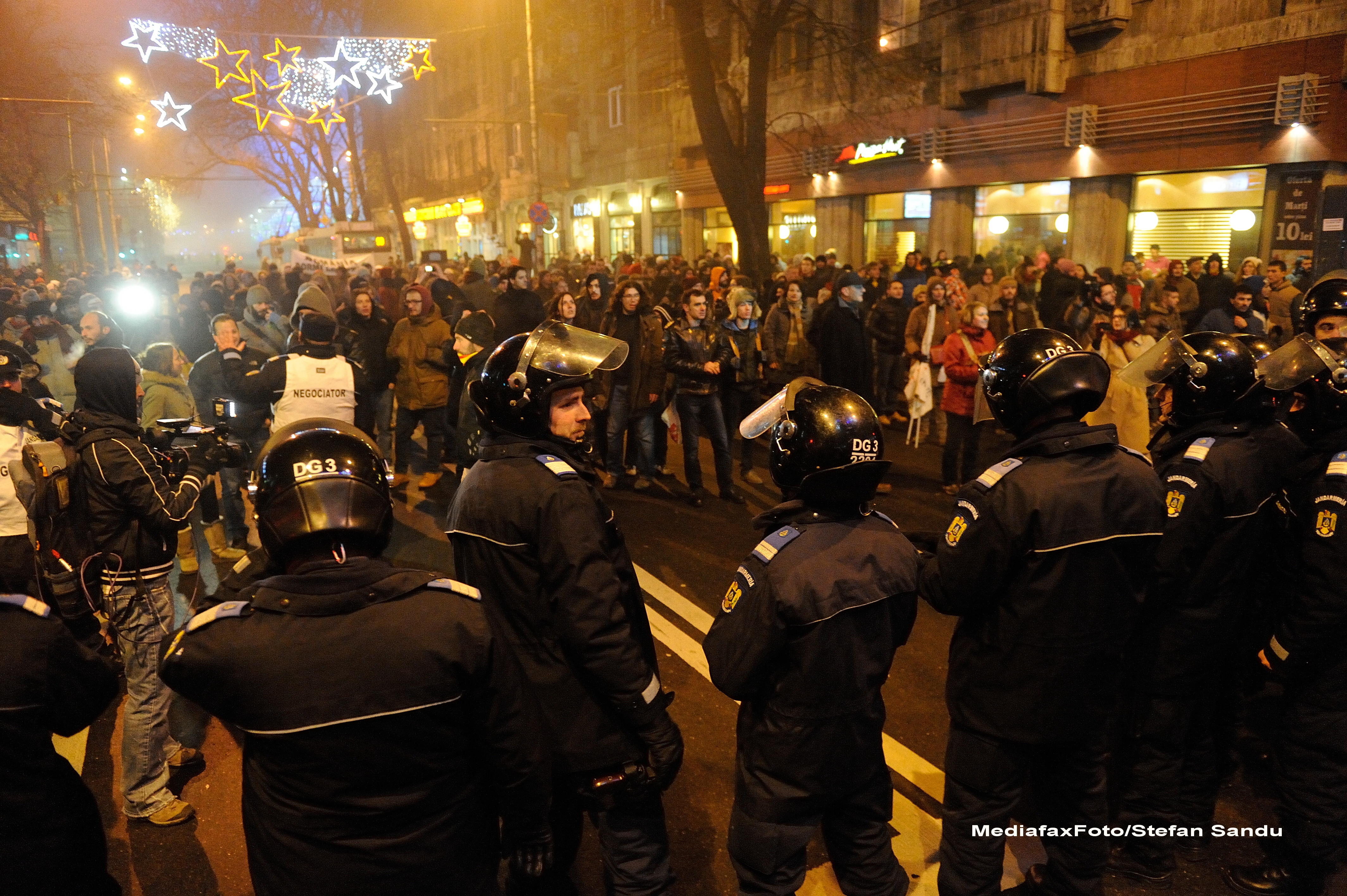"Ii multumesc baiatului care m-a cules de pe jos." Mesajul ajuns viral dupa protestele din Capitala