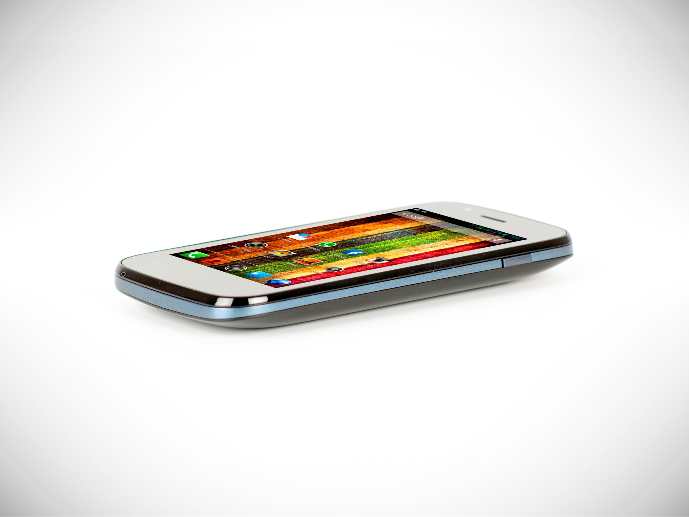 E-Boda lanseaza smartphone-urile Raindbow V40 si Sunny V35 pentru utilizatorii incepatori