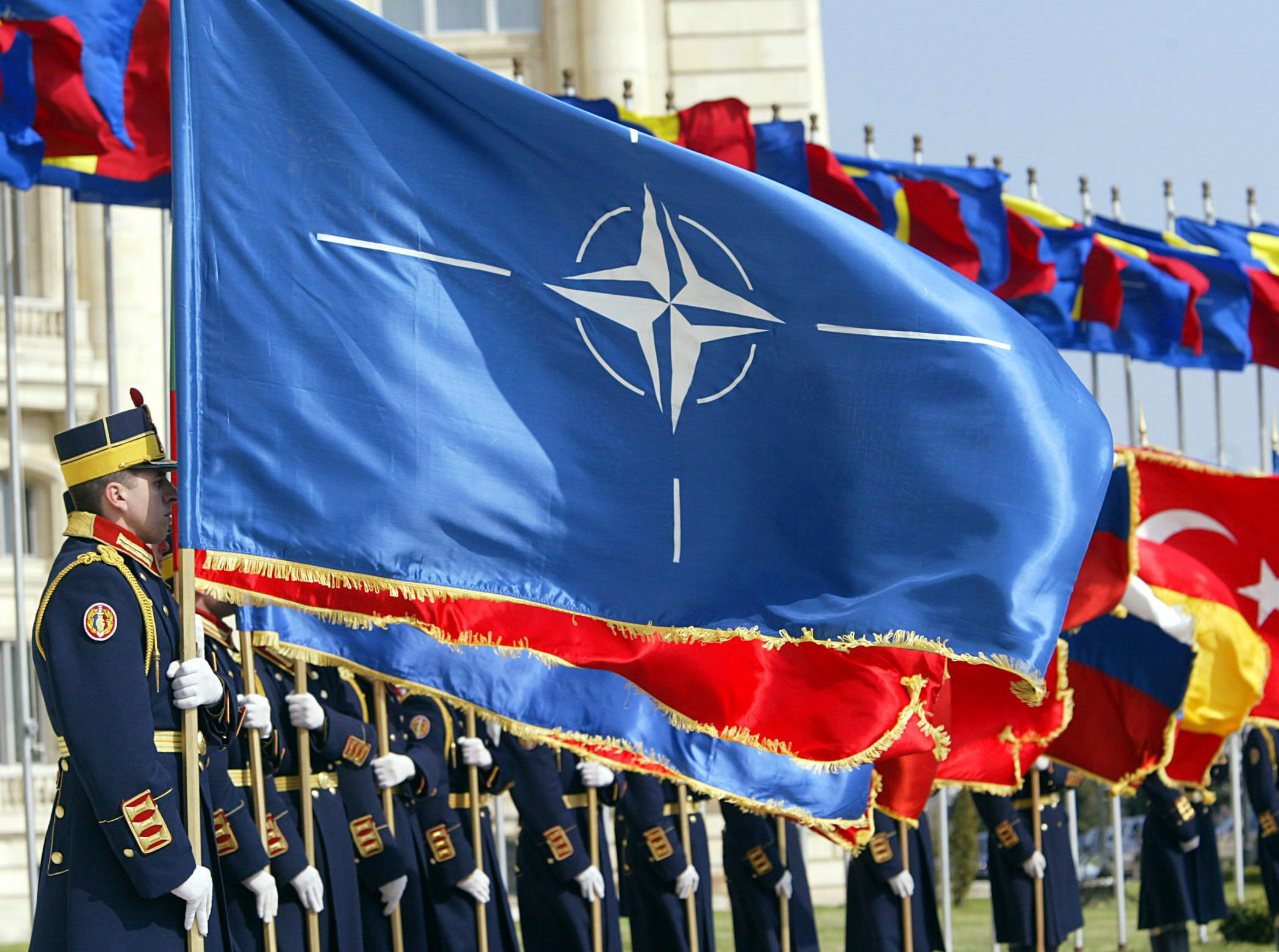 NATO anunta suplimentarea efectivelor din Europa de Est, pe fondul intensificarii presiunilor Rusiei