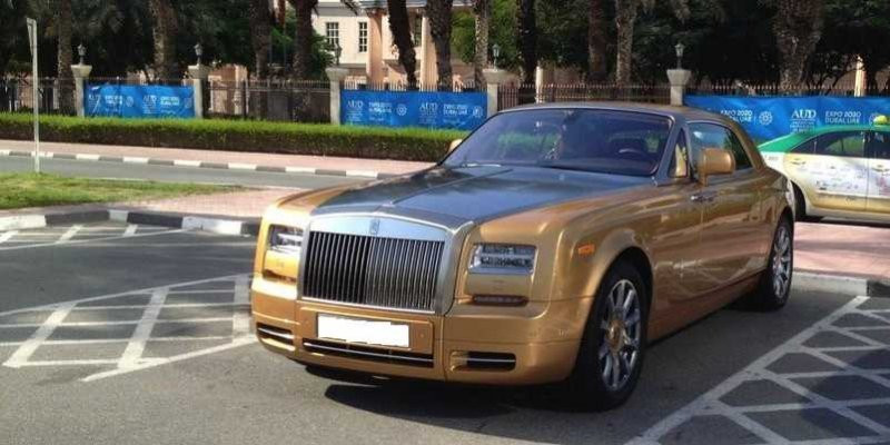 Parcarea de zeci de milioane de euro a Universitatii Americane din Dubai. Cu ce vin zilnic studentii