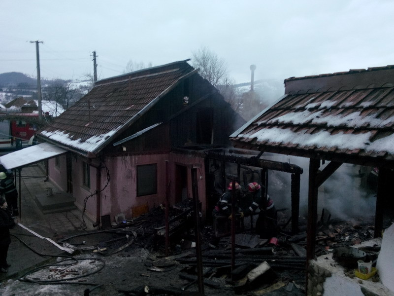 Flacari stinse cu ajutorul zapezii. Doi cai si o vita au sfarsit in adapostul lor, dupa un incendiu
